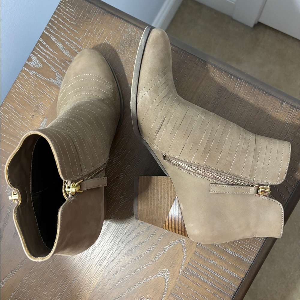 Like New Vaneli Jeramy Exnula Taupe Nabuk Leather Ankle Boots Size 8.5